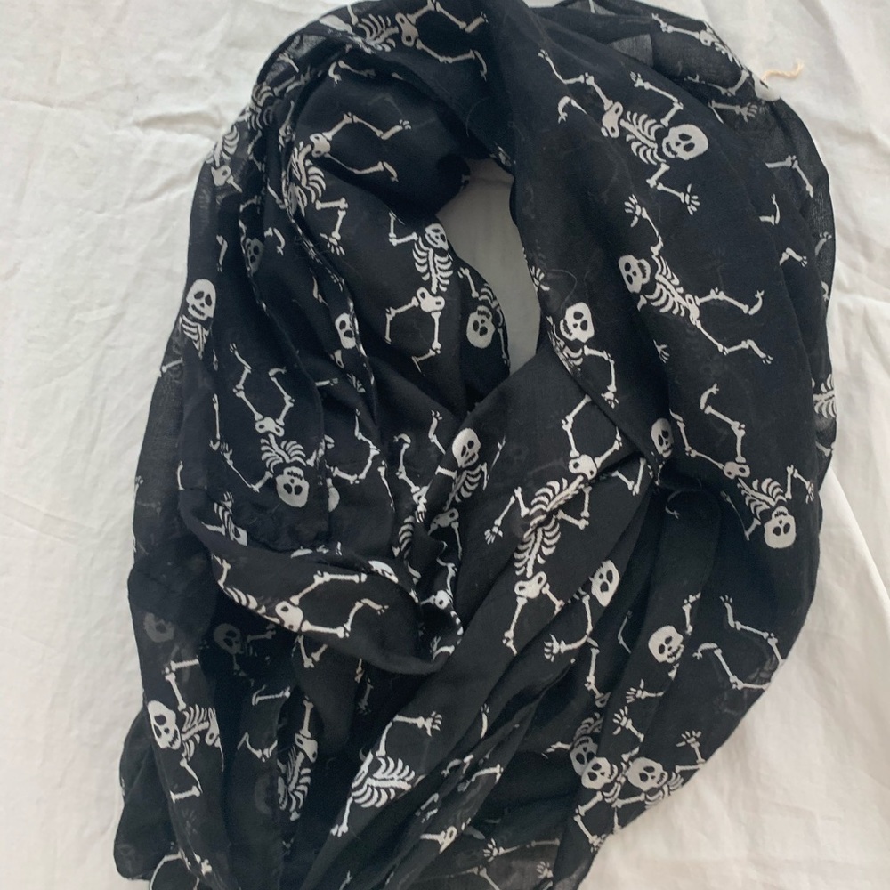 Skeleton infinity scarf